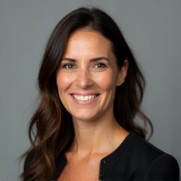 Professional headshot of Isabella Moraes, CEO of Onda Sonora Comunicações